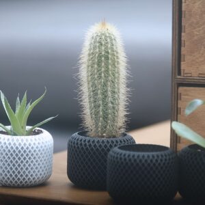Vaso para plantas com detalhe em linhas transversais – Cachepô
