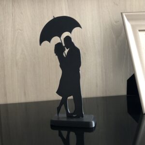 Escultura Enfeite Decoração Casal Apaixonado Namorados com Sombrinha