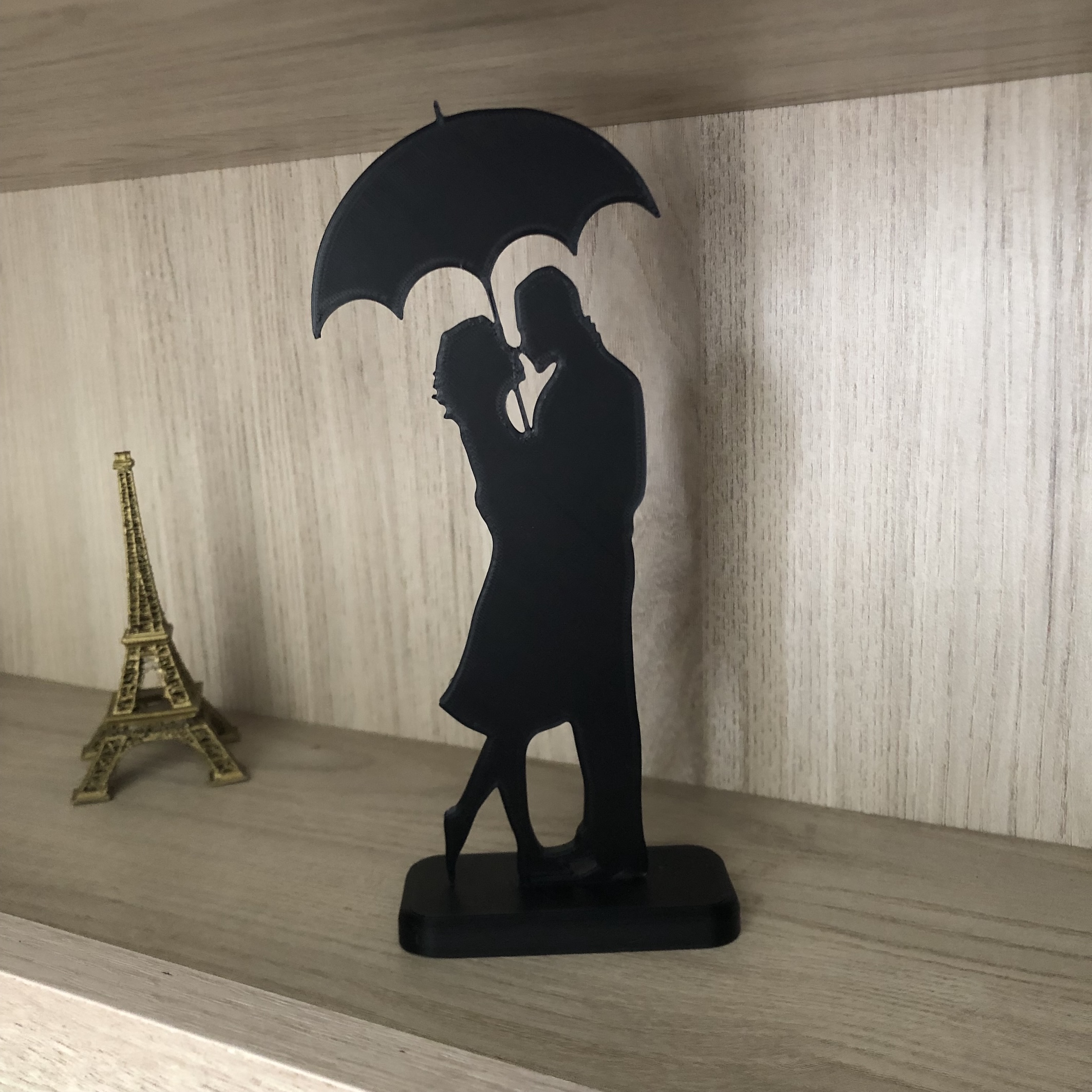 Escultura Enfeite Decoração Casal Apaixonado Namorados com Sombrinha - Imagem 2